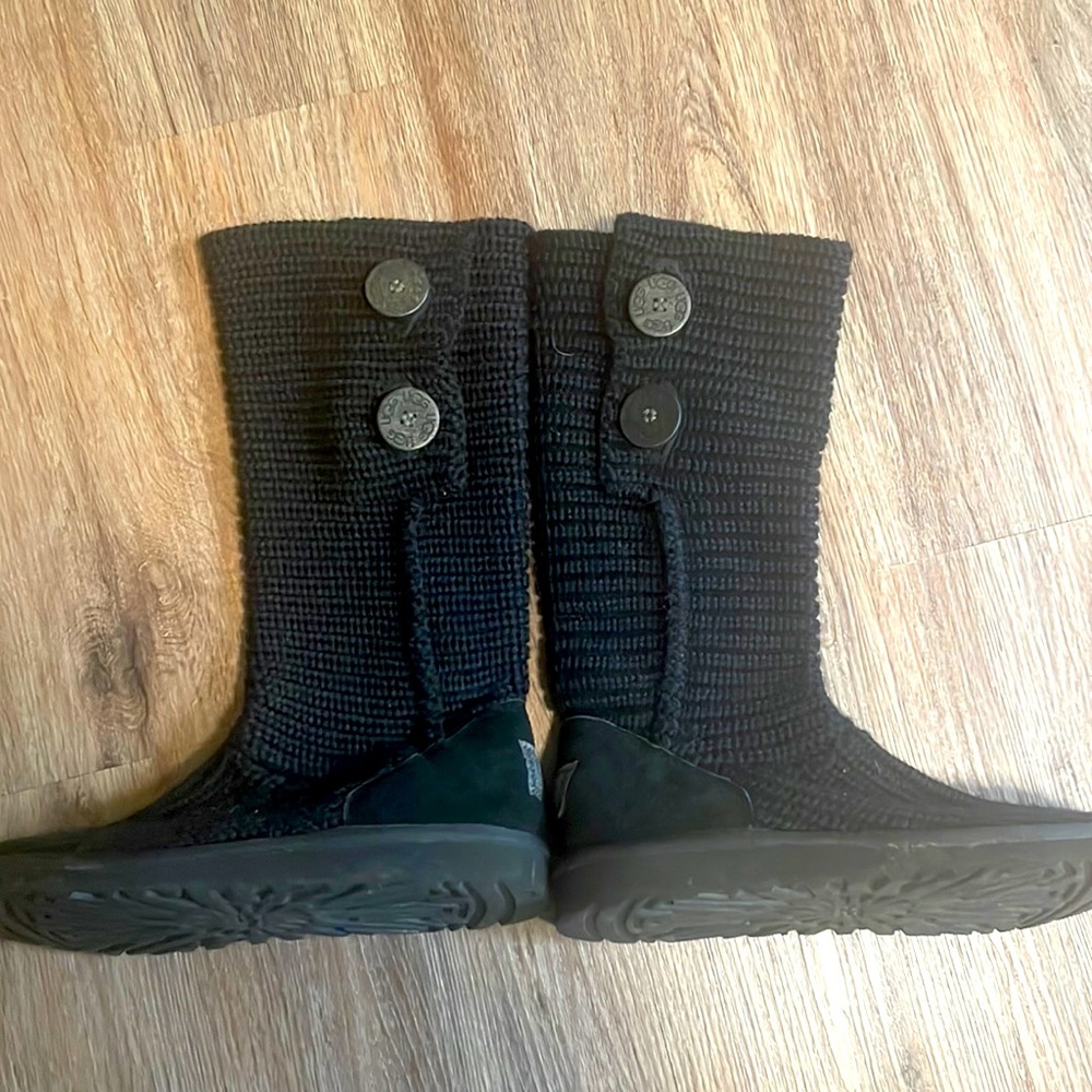 Barely worn Ugg sweater boots in excellent condition. Size 5 Womans